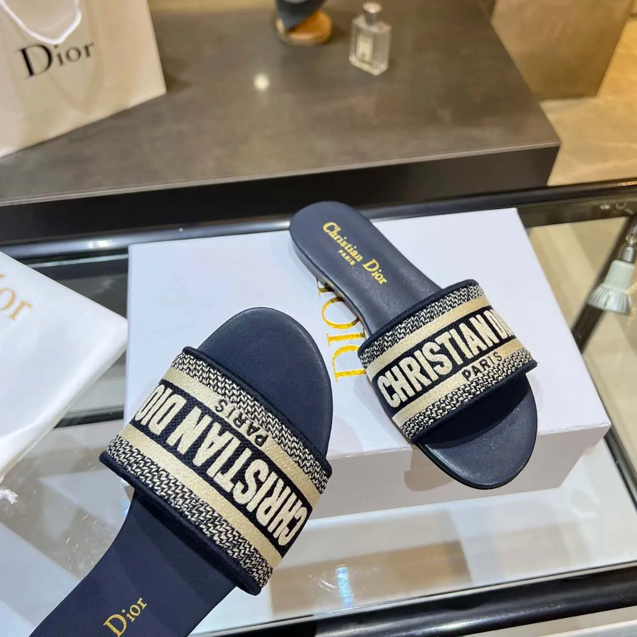 👟👟Ex-factory price👟👟Ex-factory price 360👟👟 (Dior) Dior counter new color women's flat slippers.💥 💥 💥 Fashionable and novel. Simple and elegant yet elegant. [Rose] [Rose] [Rose] The original version is developed at 1:1, and the material is the same as the original version. Color. Black. Red. Pink. Blue..., code number 35-40. (41 can be customized)
